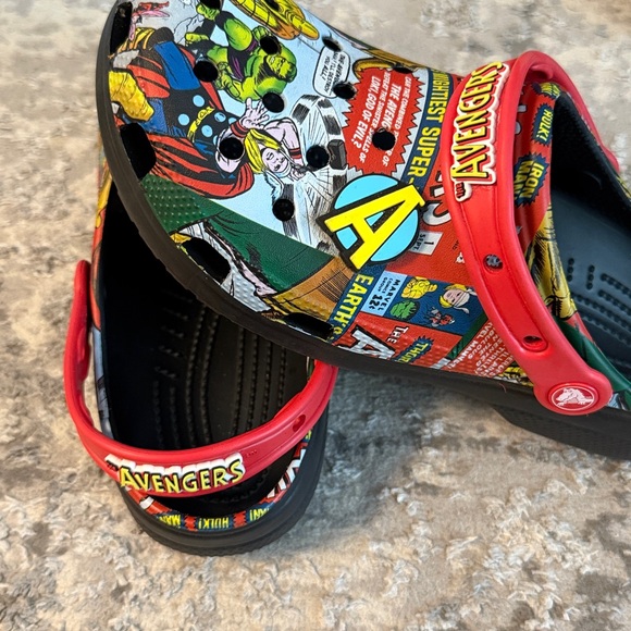 Marvel CROCS Superhero comic with Red Strap - Picture 2 of 3